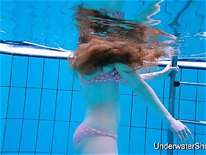 fantastic dame showcases spectacular body underwater
